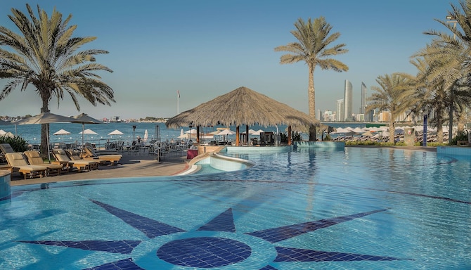 Radisson Blu Hotel &  Resort, Abu Dhabi Corniche - Pool
