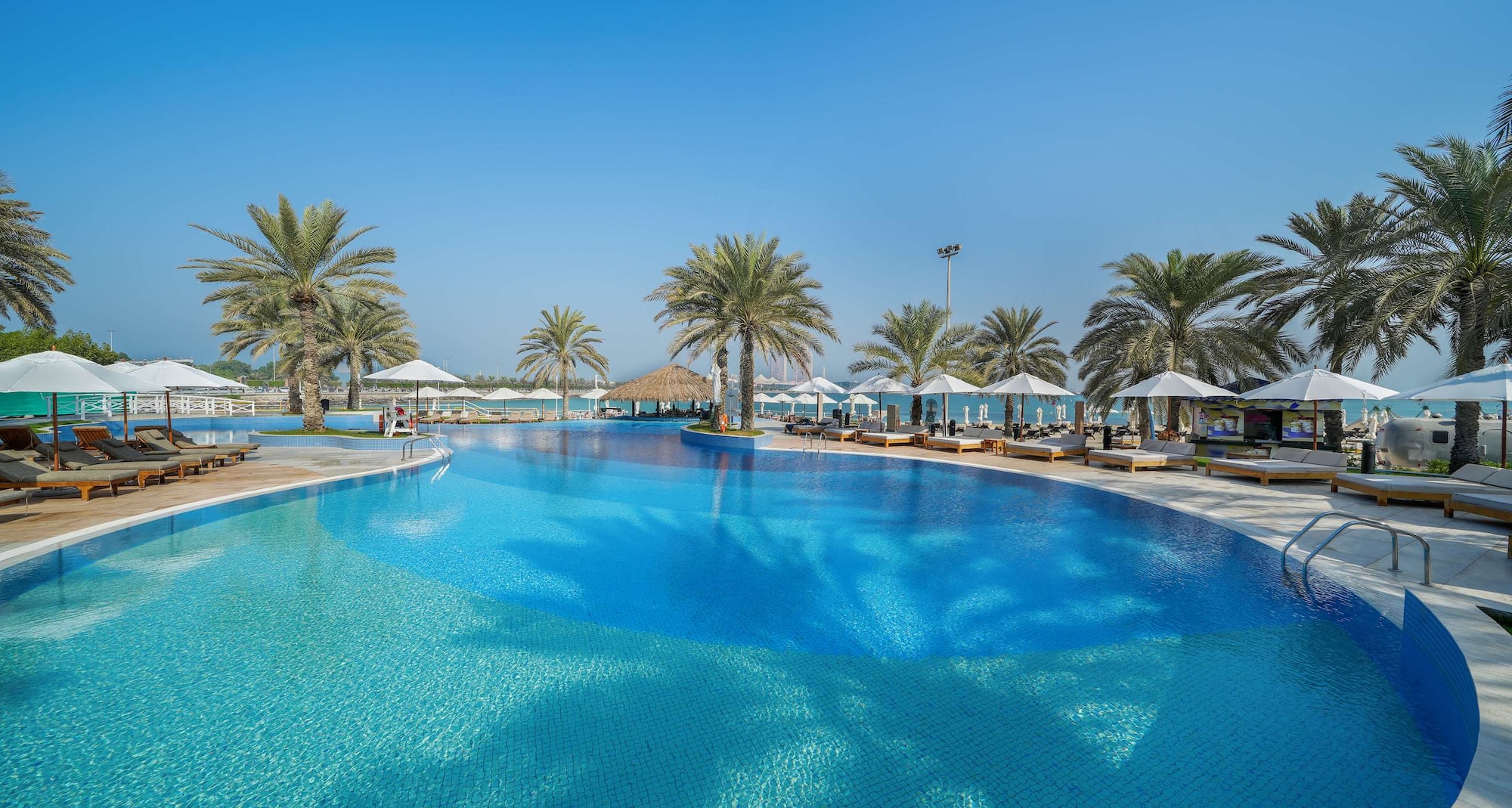Radisson Blu Hotel & Resort, Abu Dhabi Corniche - Family pool