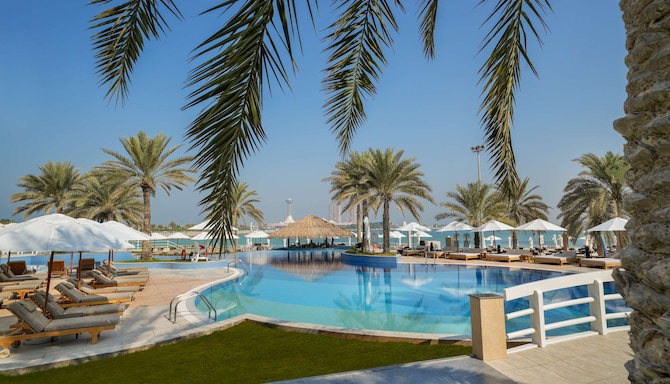 Radisson Blu Hotel & Resort, Abu Dhabi Corniche - Family pool