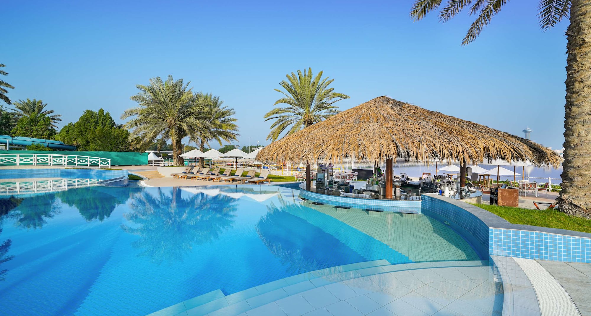 Radisson Blu Hotel & Resort, Abu Dhabi Corniche - Escape Pool Bar
