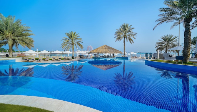 Radisson Blu Hotel & Resort, Abu Dhabi Corniche - Pool view