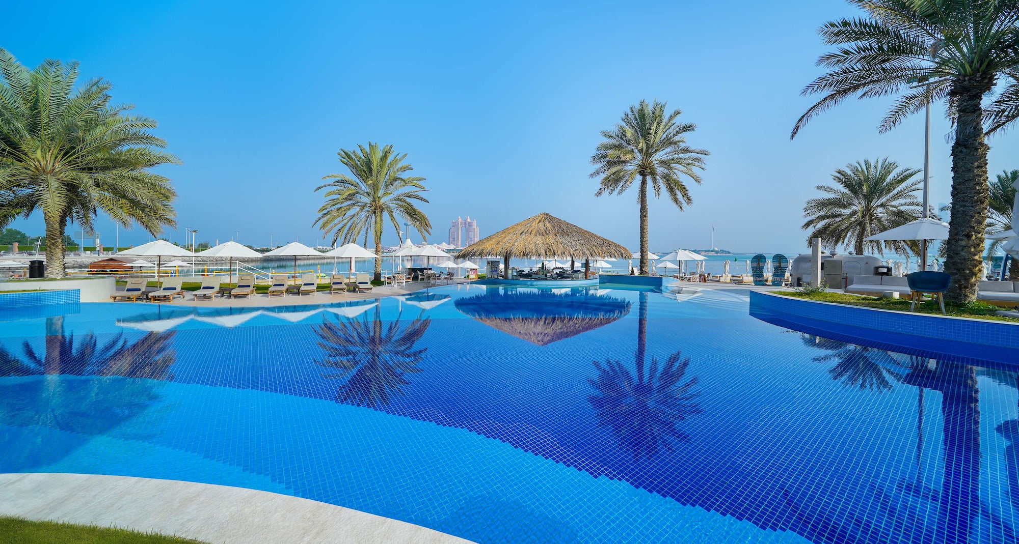 Radisson Blu Hotel & Resort, Abu Dhabi Corniche - Poolansicht