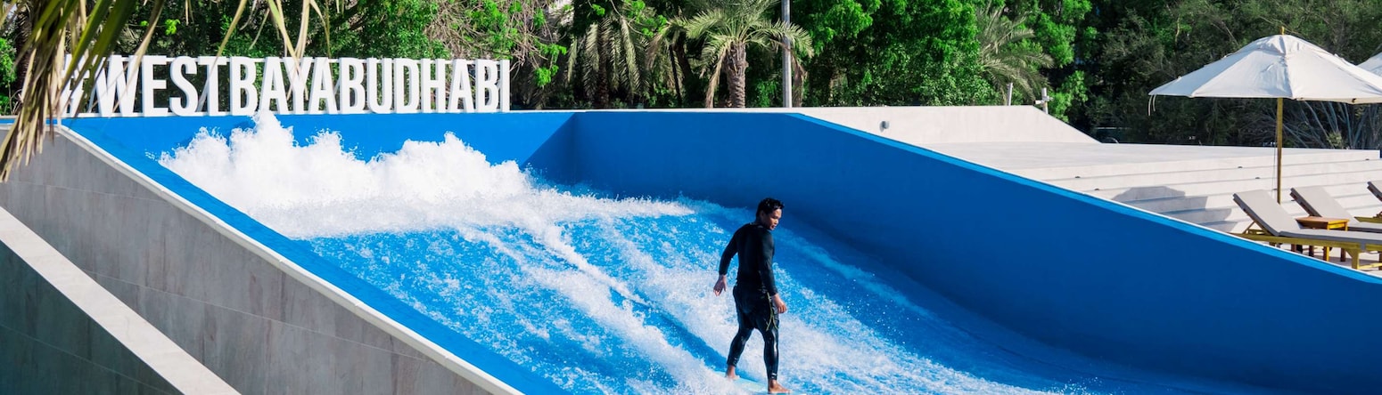  فندق ومنتجع راديسون بلو، أبو ظبي الكورنيش - حمام سباحة مع ركوب الأمواج