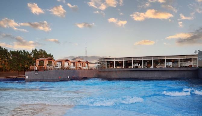 Radisson Blu Hotel & Resort, Abu Dhabi Corniche – בריכת גלים