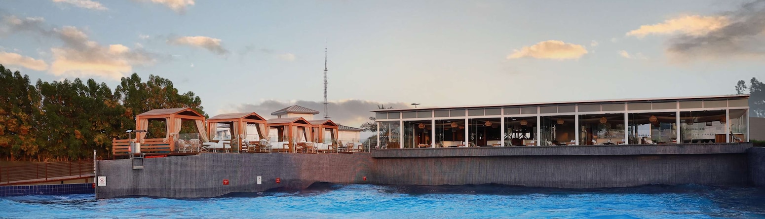 فندق ومنتجع راديسون بلو، أبوظبي الكورنيش، حمام سباحة بموجات اصطناعية