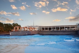 Radisson Blu Hotel & Resort, Abu Dhabi Corniche - Wave Pool