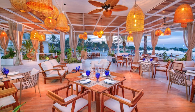 Radisson Blu Hotel and Resort, Abu Dhabi Corniche - West Bay Lounge