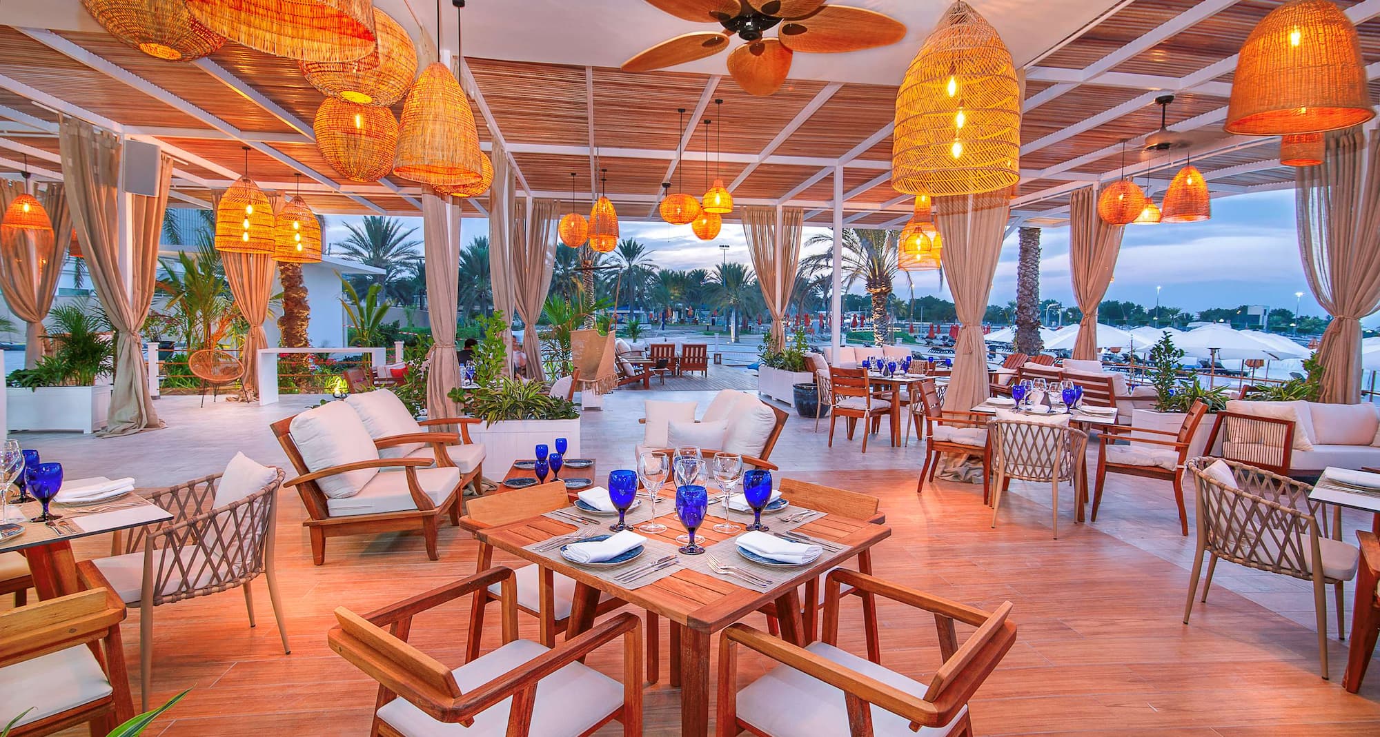 Radisson Blu Hotel & Resort, Abu Dhabi Corniche - West Bay Lounge