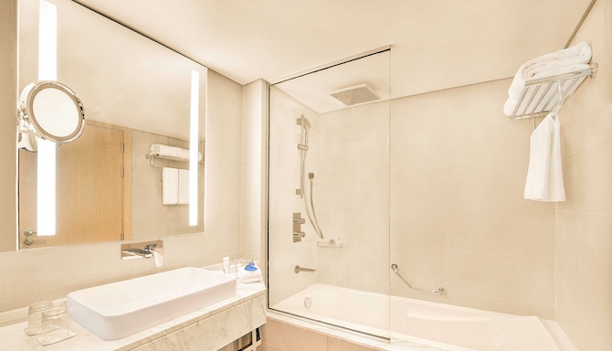 Radisson Blu Hotel & Resort, Abu Dhabi Corniche - Suite bathroom