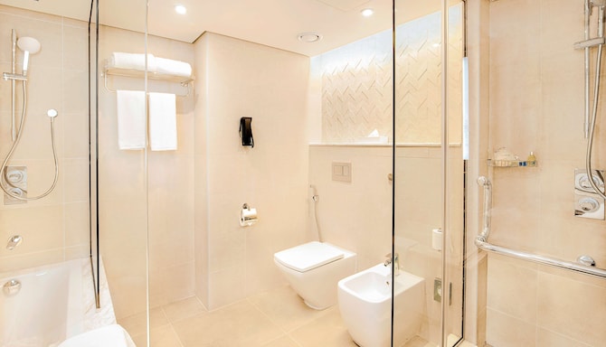 Radisson Blu Hotel & Resort, Abu Dhabi Corniche - Suite bathroom