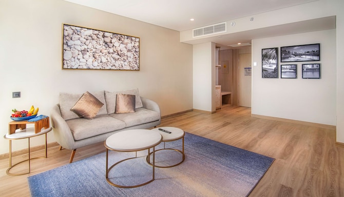 Radisson Blu Hotel & Resort, Abu Dhabi Corniche - Suite - Lounge Access and Sea View