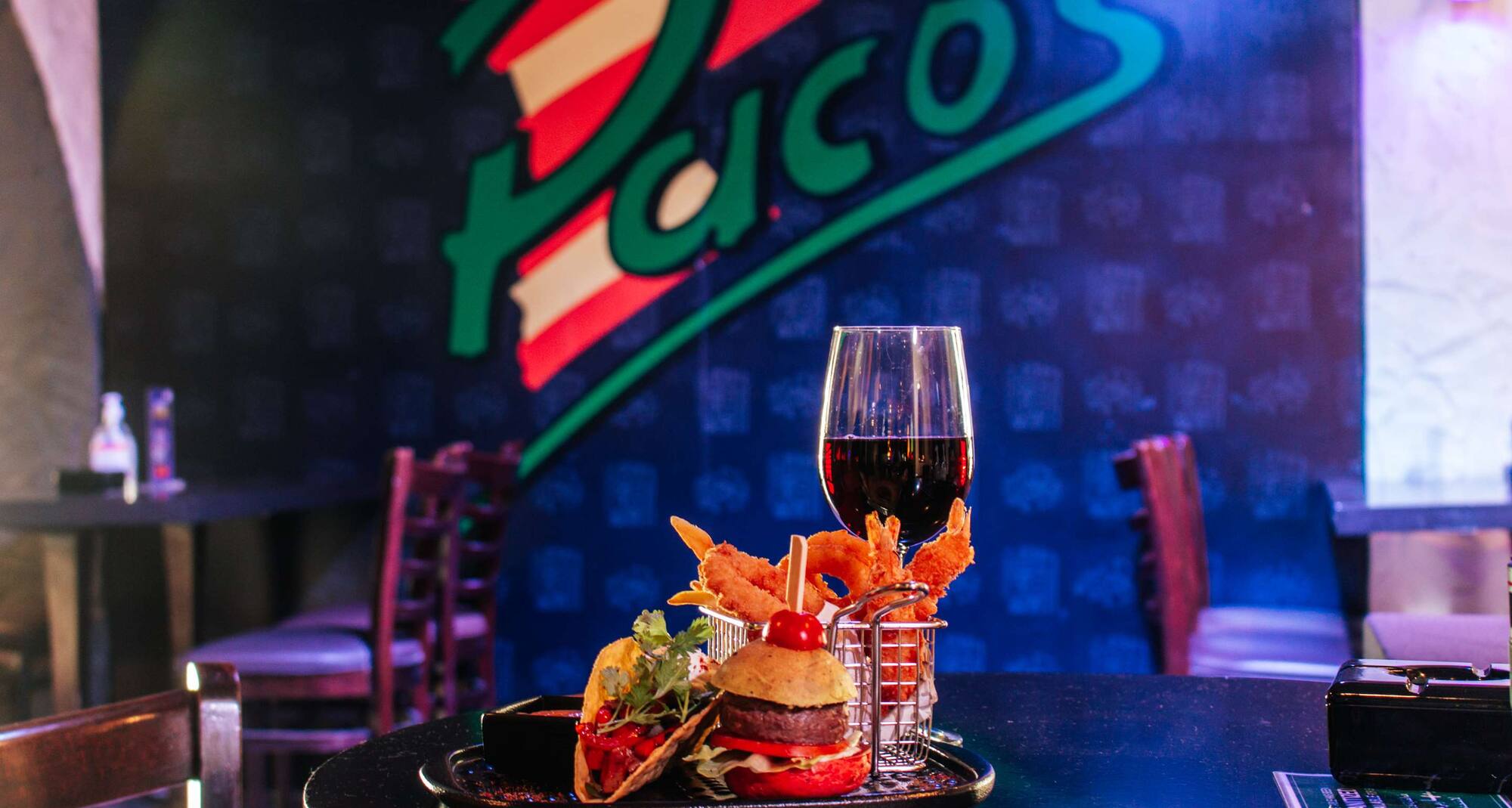 فندق ومنتجع راديسون بلو، العين، بار Pacos المكسيكي