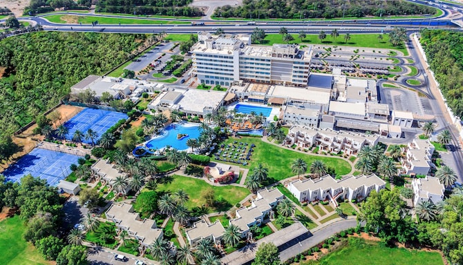 Radisson Blu Hotel & Resort, Al Ain - Hotel Exterior Bird's Eye View