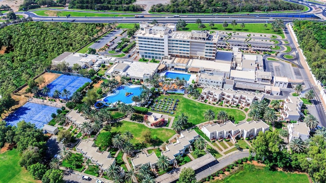 Radisson Blu Hotel & Resort, Al Ain - Hotel Exterior Bird's Eye View