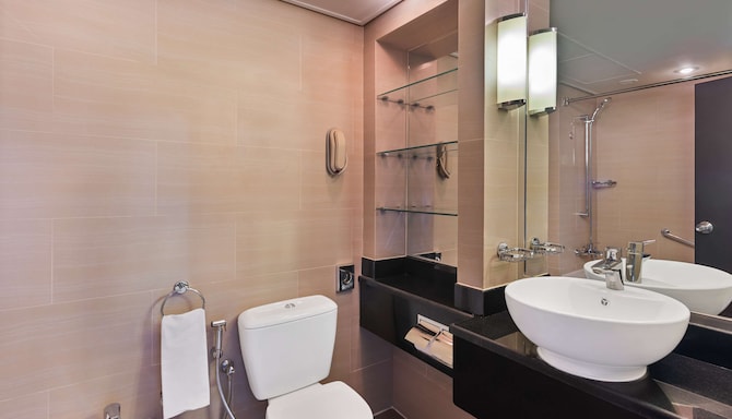 Radisson Blu Hotel & Resort, Al Ain - Guest room bathroom