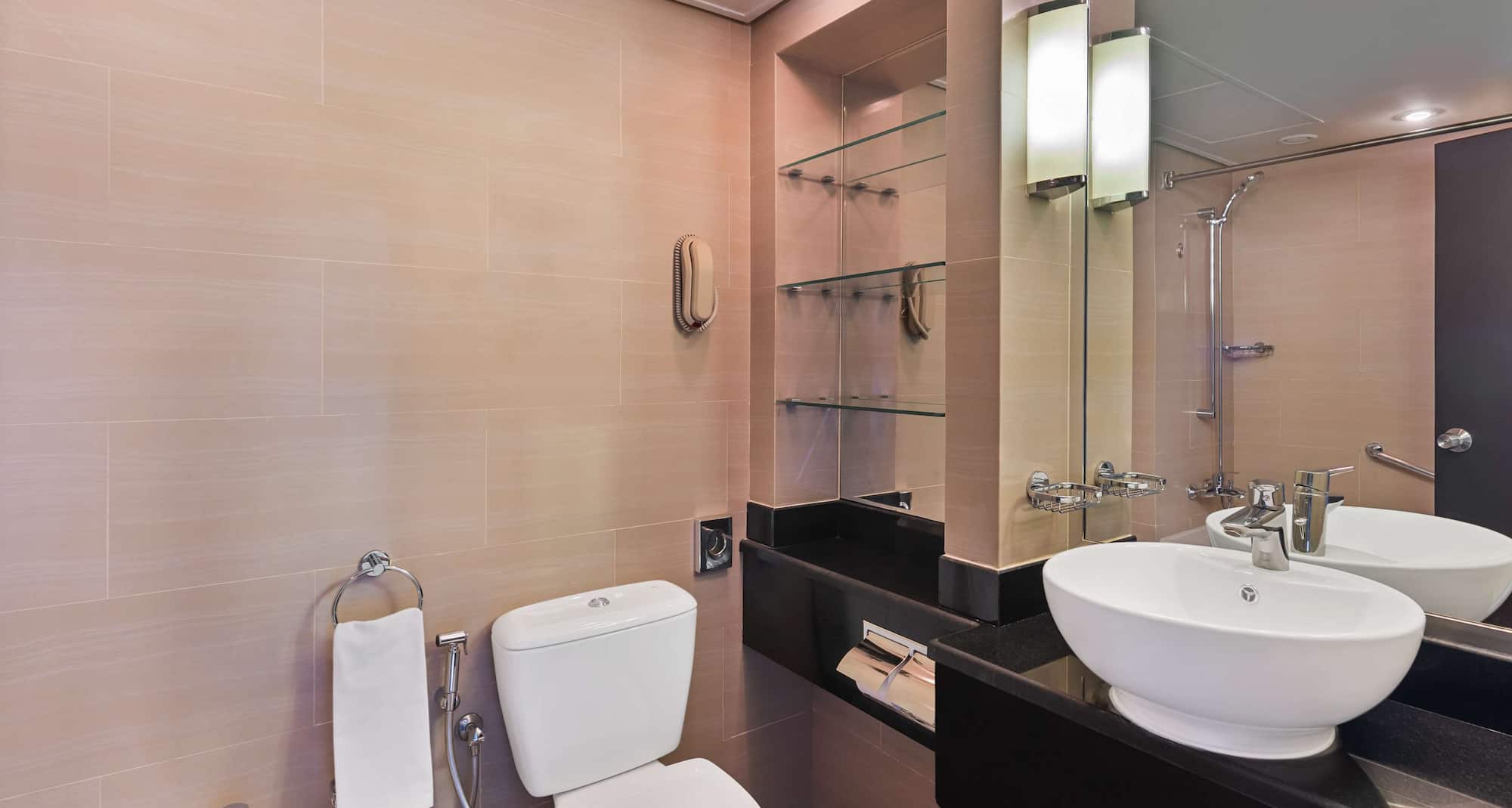 Radisson Blu Hotel & Resort, Al Ain - حمام غرفة الضيوف