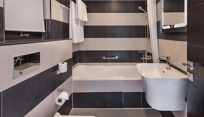 Radisson Blu Hotel & Resort, Al Ain - One Bedroom Villa bathroom