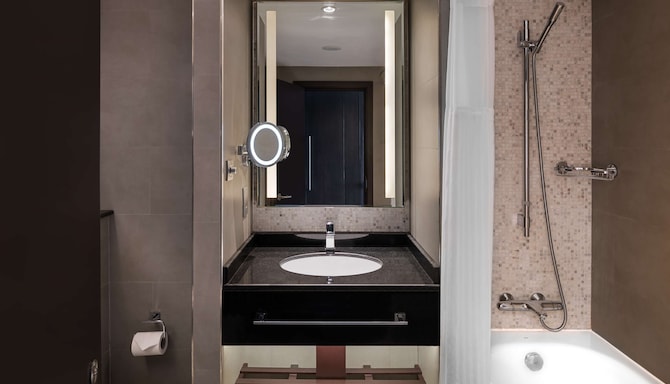 Radisson Blu Hotel & Resort, Al Ain - Superior Room bathroom