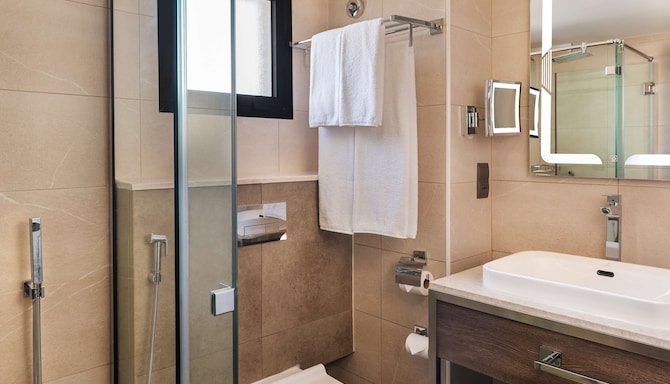 Radisson Blu Hotel & Resort, Al Ain - Studio bathroom