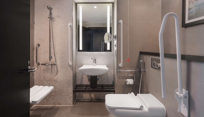 Radisson Blu Hotel & Resort, Al Ain - Accessible bathroom