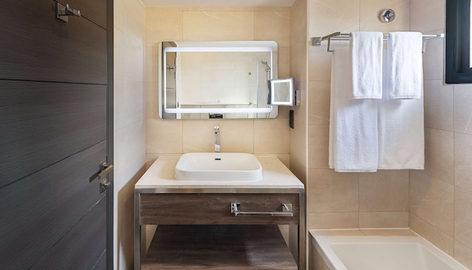 Radisson Blu Hotel & Resort, Al Ain - Bathroom