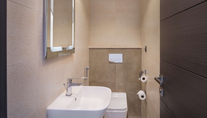 Radisson Blu Hotel & Resort, Al Ain - One Bedroom Duplex Villa - bathroom