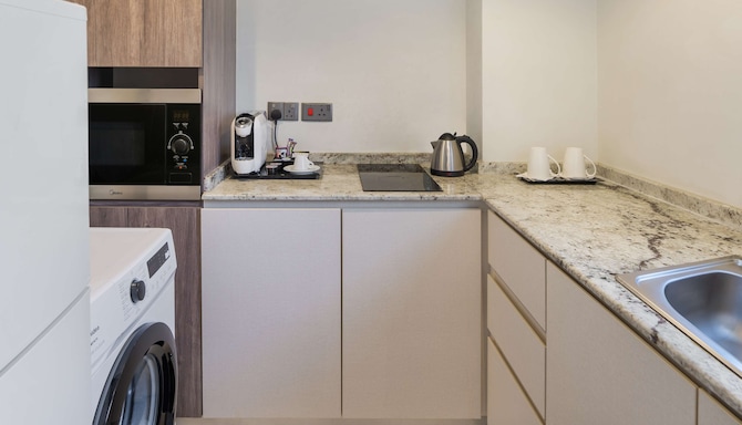 Radisson Blu Hotel & Resort, Al Ain - One Bedroom Duplex I Kitchen