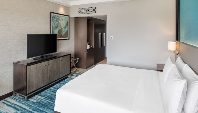Radisson Blu Hotel & Resort, Al Ain - Superior Room with balcony