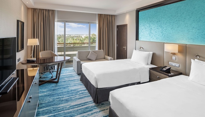 Radisson Blu Hotel & Resort, Al Ain - Superior Room with twin beds - balcony & pool view