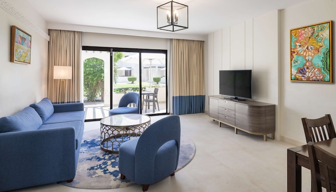 Radisson Blu Hotel & Resort, Al Ain - One Bedroom Duplex Villa - living room