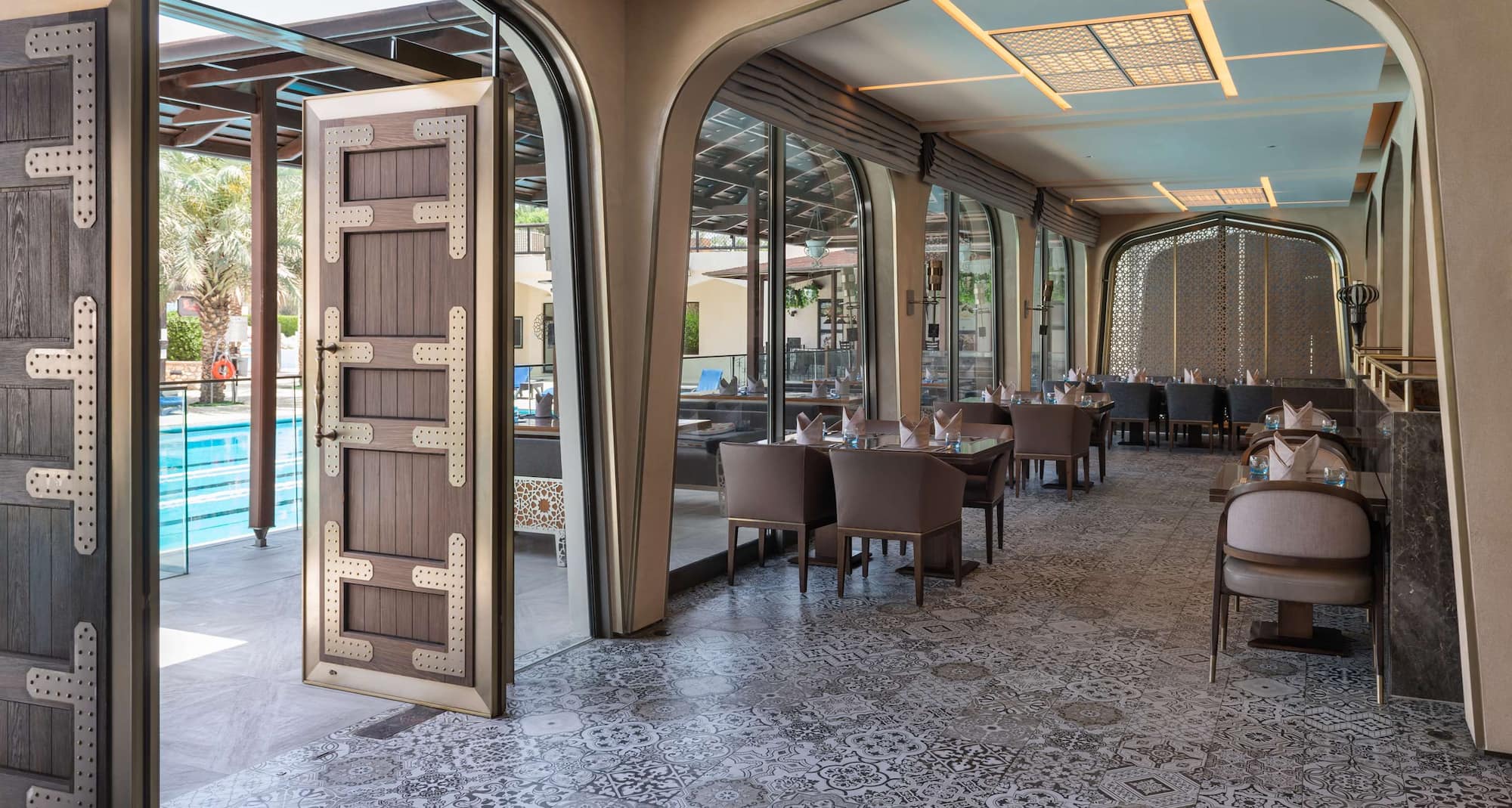 فندق ومنتجع راديسون بلو، العين، مطعم Flavours في الهواء الطلق