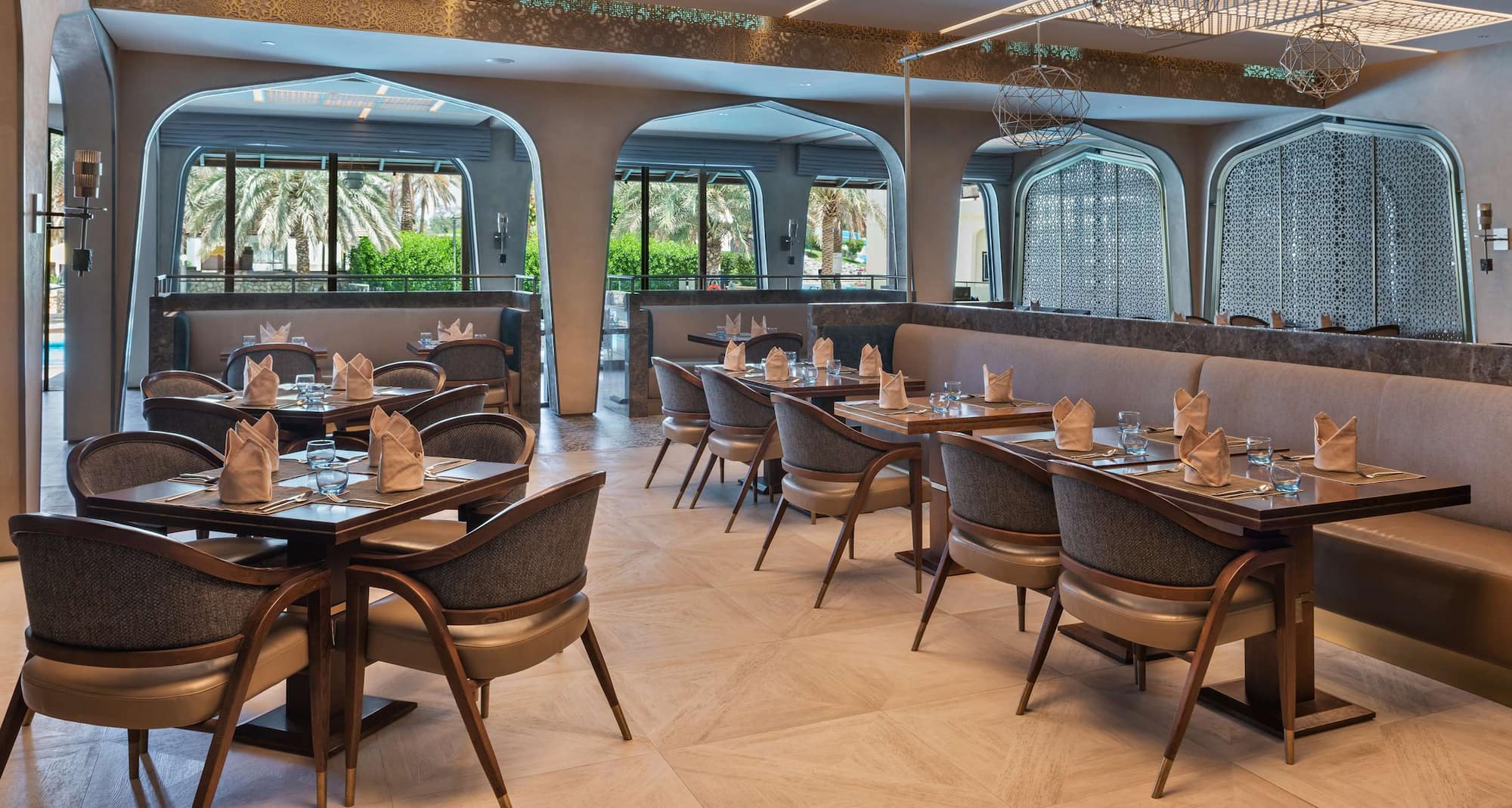 فندق ومنتجع راديسون بلو، العين، مطعم Flavours