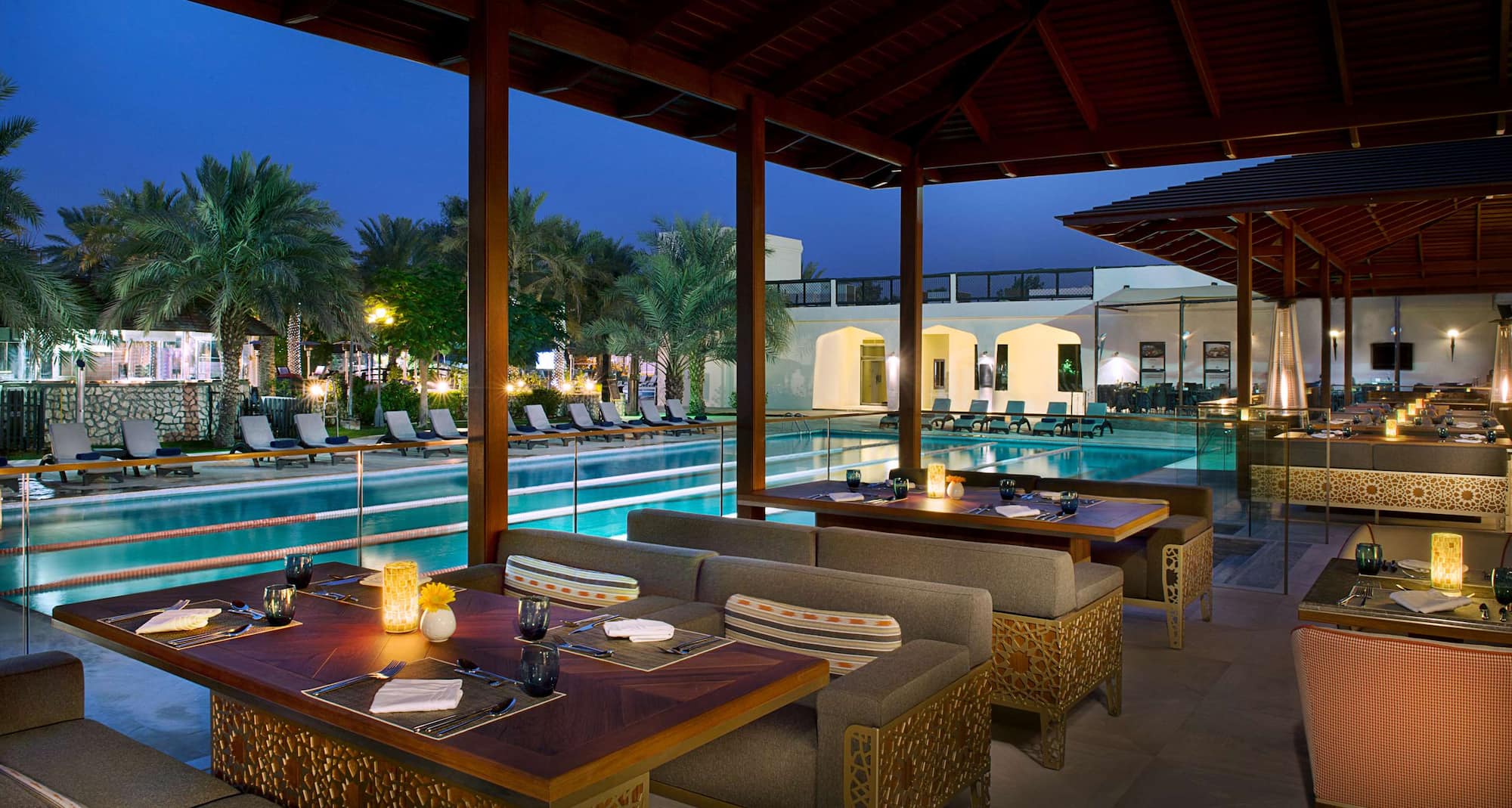 فندق ومنتجع راديسون بلو، العين، مطعم Flavours