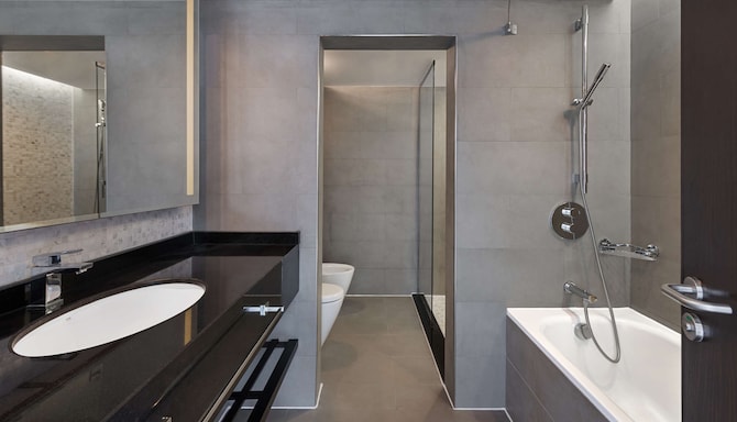 Radisson Blu Hotel & Resort, Al Ain - Suite bathroom