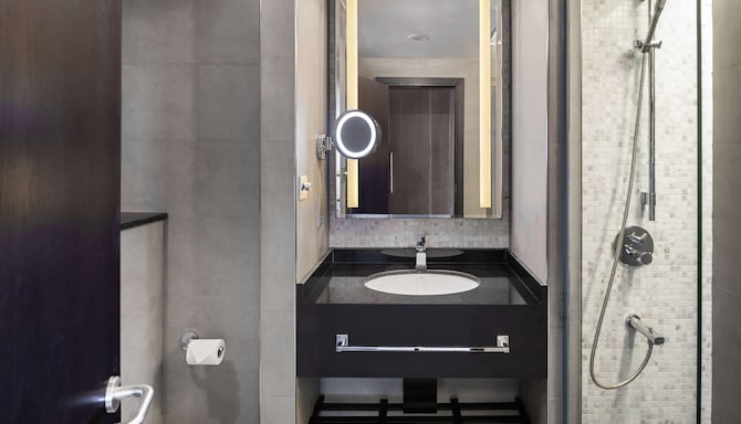 Radisson Blu Hotel & Resort, Al Ain - Suite bathroom