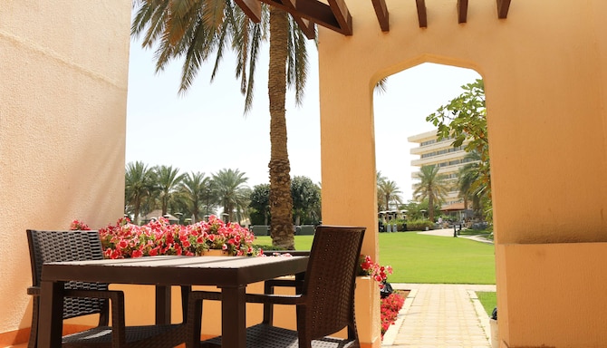 Radisson Blu Hotel & Resort, Al Ain - Villa terrace