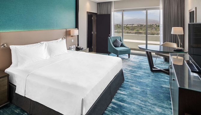 Radisson Blu Hotel & Resort, Al Ain - Suite with balcony