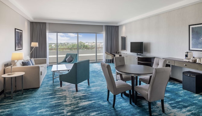 Radisson Blu Hotel & Resort, Al Ain - Suite with balcony - living room