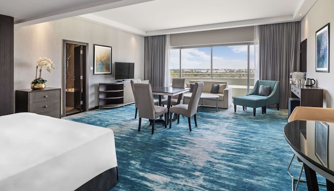 Radisson Blu Hotel & Resort, Al Ain - Suite with Balcony