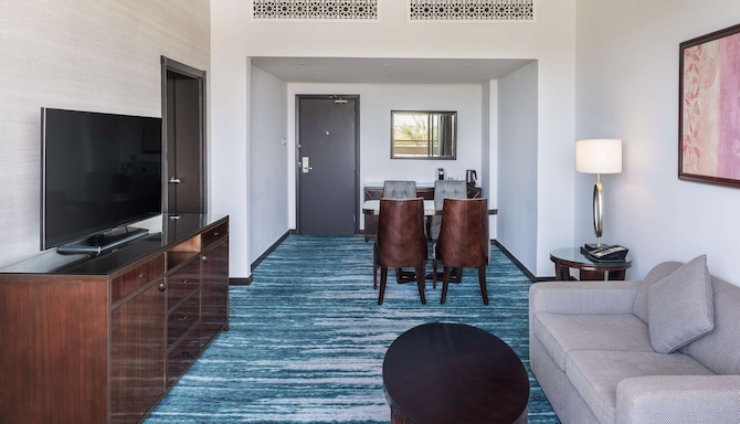 Radisson Blu Hotel & Resort, Al Ain - Junior Suite I Living Room