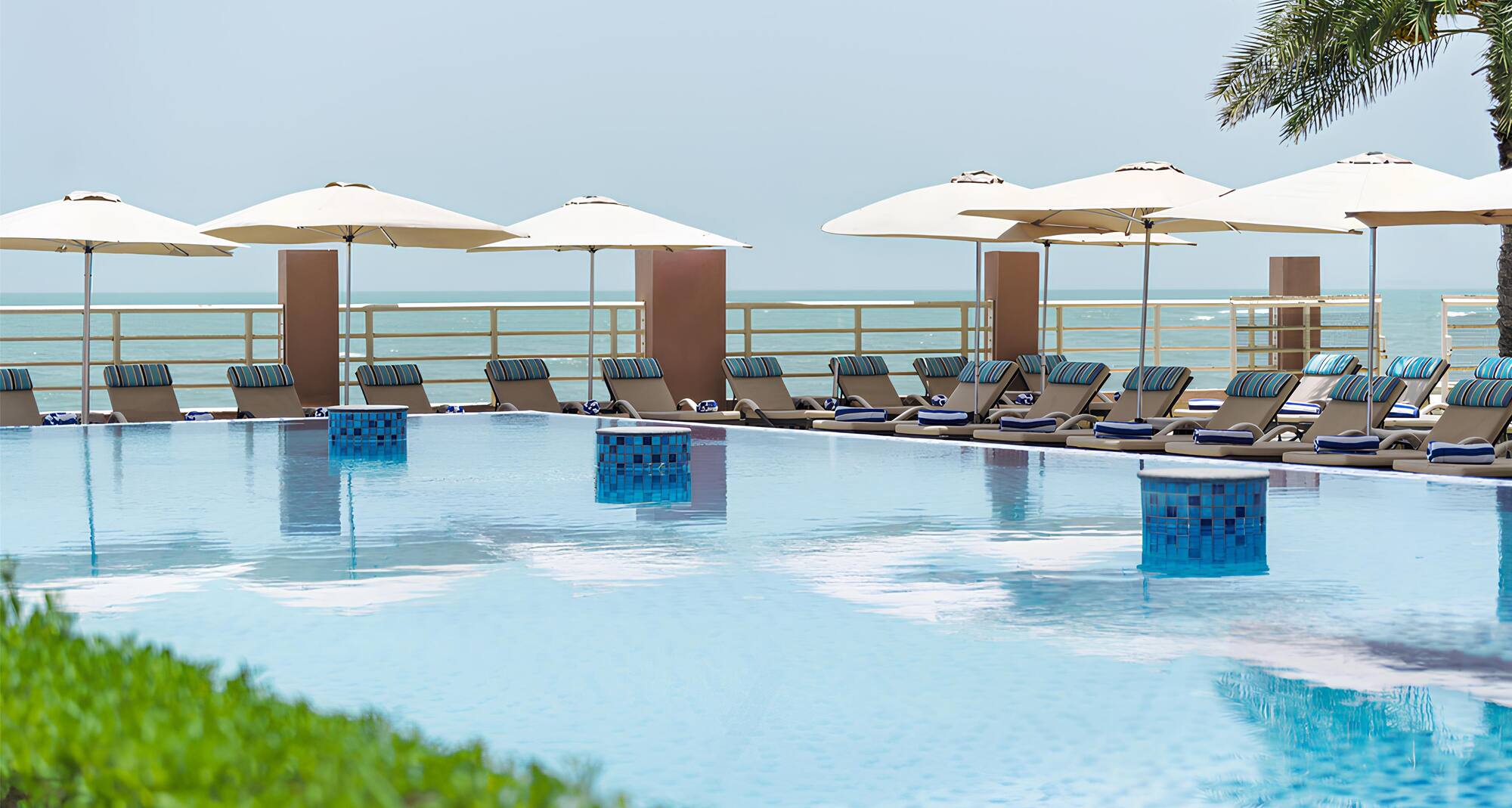 Radisson Blu Hotel and Resort, Sohar - Swimming Pool