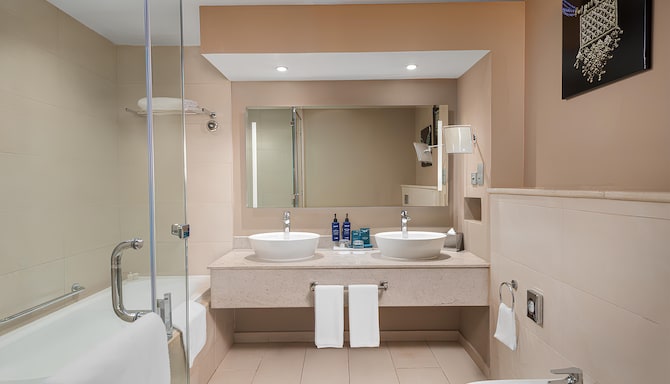Radisson Blu Hotel & Resort, Sohar - Suite - Ocean View Bath