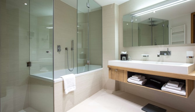 Radisson Blu Hotel, Reussen Andermatt - Guest Room Bath