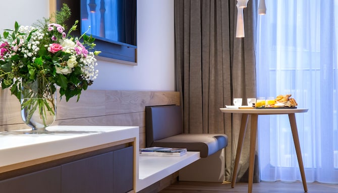 Radisson Blu Hotel, Reussen Andermatt - Guest Room Sofa and Table