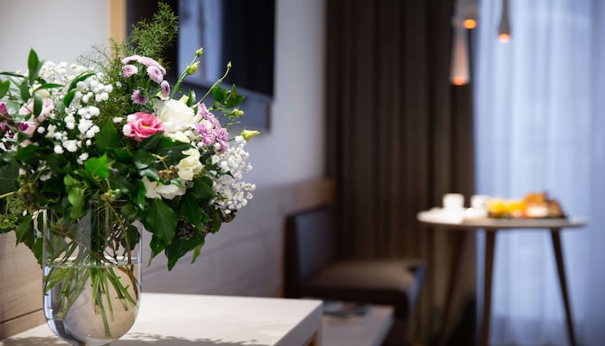 Radisson Blu Hotel, Reussen Andermatt - Guest Room Flowers
