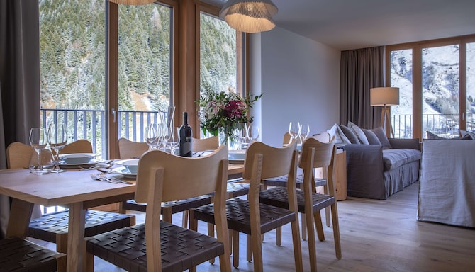 Radisson Blu Hotel, Reussen Andermatt - 3 Bedroom Residence Dining Table