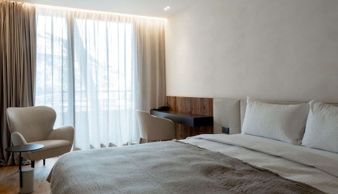 Radisson Blu Hotel, Reussen Andermatt - 1 Bedroom Deluxe Residence with Mountain View