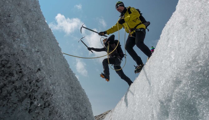 Radisson Blu Hotel, Reussen Andermatt - Deux randonneurs au-dessus d’une crevasse