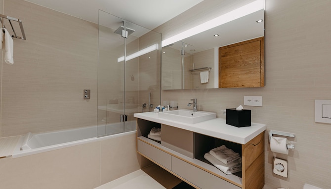 Radisson Blu Hotel, Reussen Andermatt - Suite bathroom