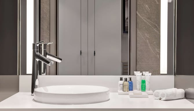 Radisson Blu Hotel, Riyadh Convention & Exhibition Center - Guest Room bathroom